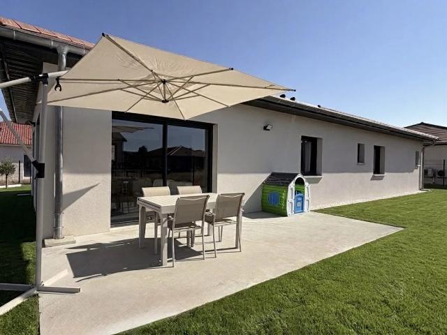 Villa récente aux belles prestations