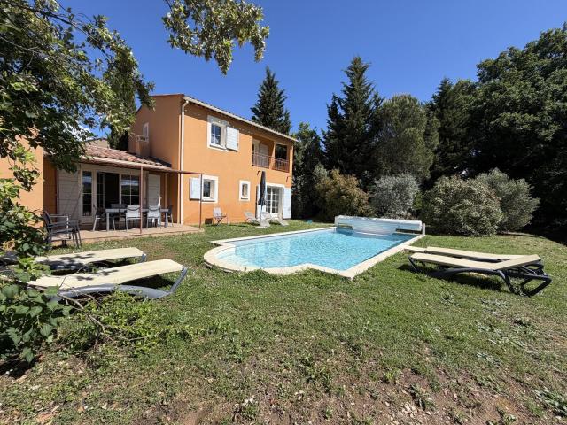 Villa récente aux nombreuses prestations proche village ! 157m² Saint Saturnin lès Apt