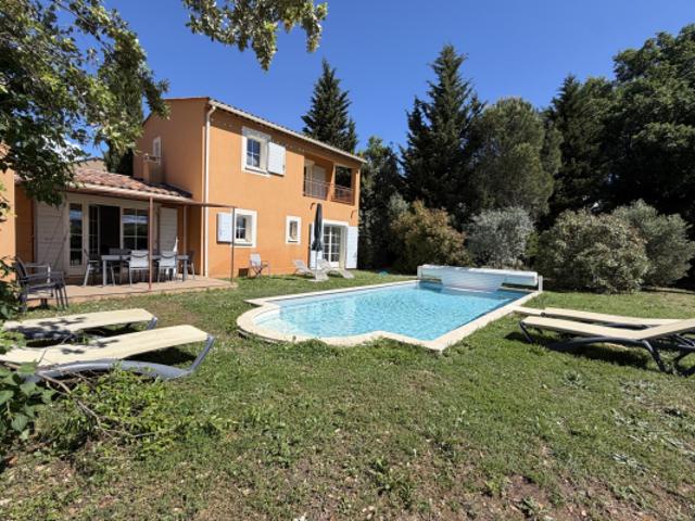 Villa récente aux nombreuses prestations proche village !