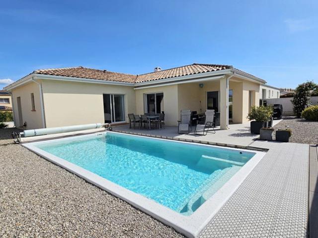 Villa recente avec garage et piscine et parking pour camping car