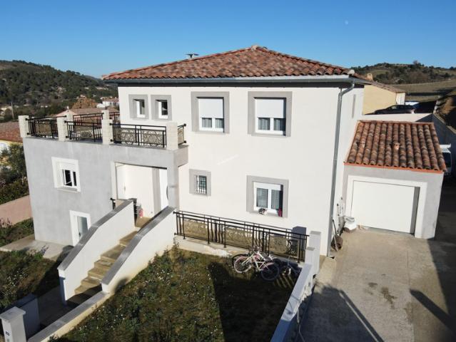 villa récente avec jardin et piscine intérieure