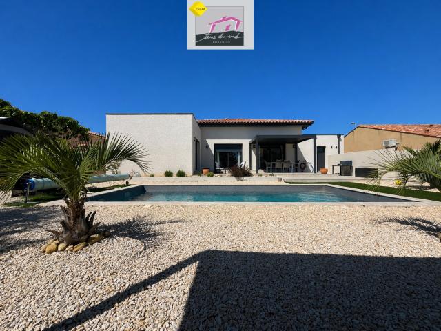 Villa récente de plain pied avec garage, piscine et beau jardin arboré