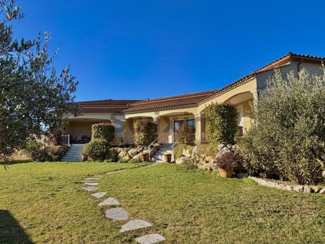 Villa récente de plain pied sur 2800 M2 de terrain