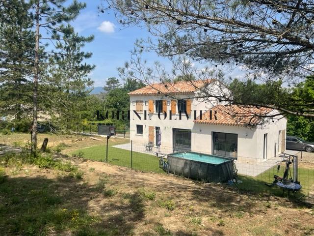 VILLA RECENTE DE 149M2 SUR PARCELLE DE 5600M2 A MOINS DE 10 MINUTES DU VILLAGE A PIED