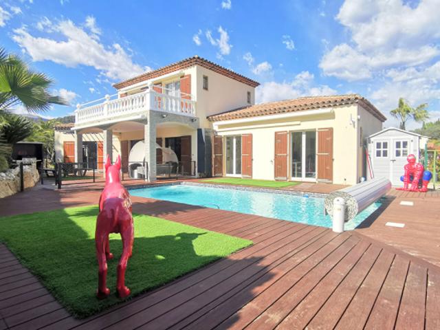Villa récente en parfait état avec studio indépendant et gar