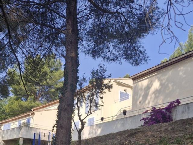 Villa récente avec double garage