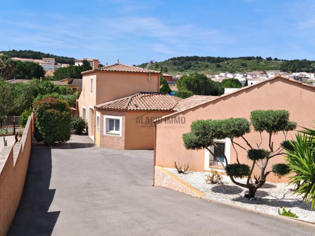 Villa récente 2009 de 160m2 avec piscine, jardin arboré et équipements modernes à Narbonne Un cadre de vie