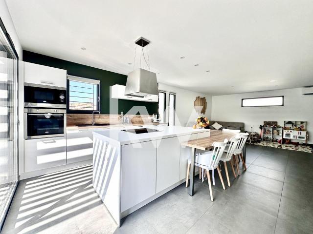 Villa Moderne, 4 Chambres, Piscine Et Garage Sur La Commune. 116m² Le Cailar