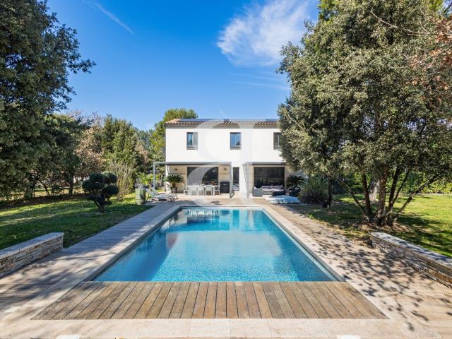 Villa récente 5 chambres avec grand terrain arboré et piscin. 200m² Pernes les Fontaines