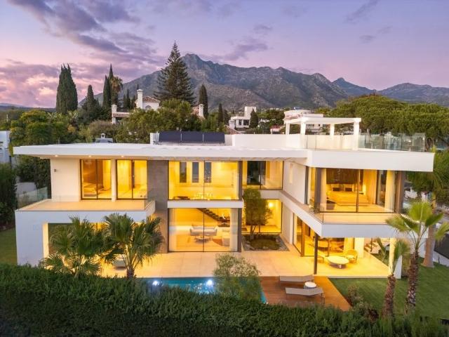 Villa recientemente construida, con vistas al mar, en la Milla de Oro