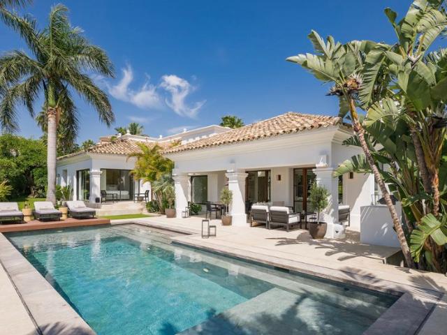Villa recién reformada en una comunidad cerrada