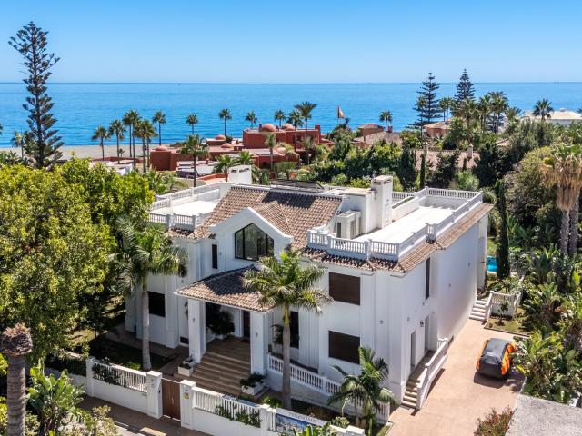 Villa Refined junto a la Playa con Amplias Terrazas en Casas. 1050m² Estepona