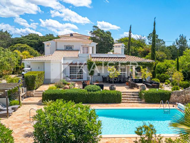 Villa reformada com piscina aquecida e jardim, situada em um resort de prestígio, próxima a comodidades e praias
