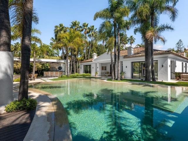 Villa reformada con bienestar privado y piscina cubierta en. 1022m² Marbella