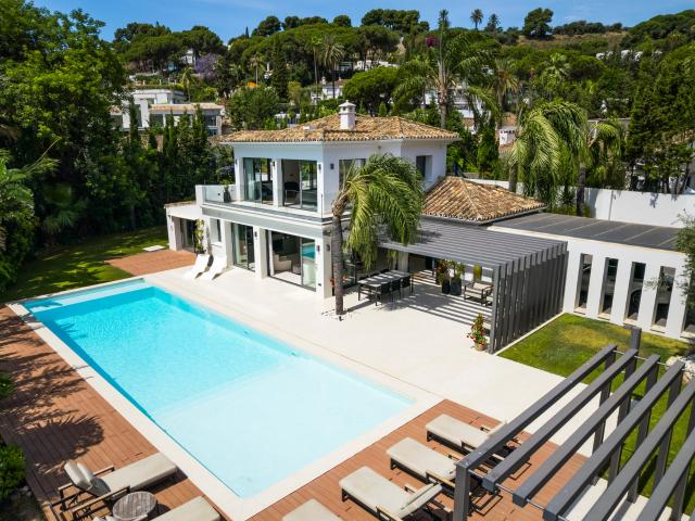 Villa reformada con interiores inspirados en Escandinavia en Las Brisas Nueva Andalucía