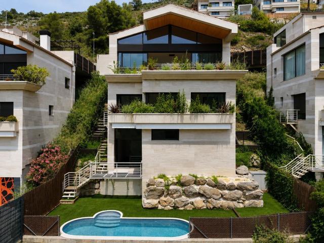 Villa reformada con piscina, ascensor y vistas al mar en Quint Mar, Sitges