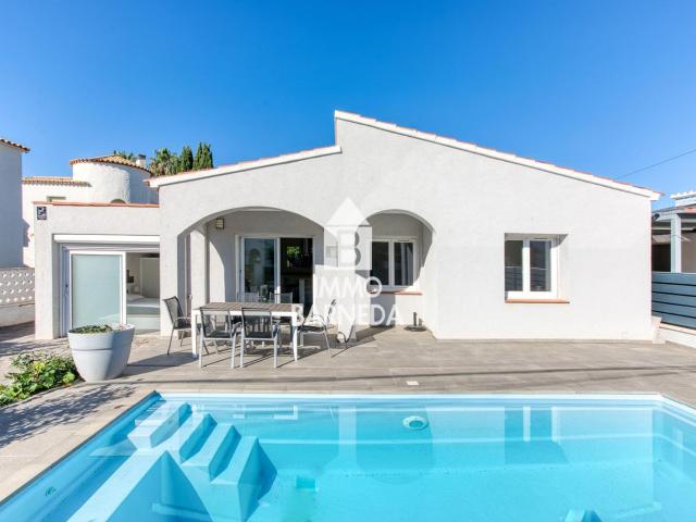 Villa Reformada con piscina privada y licencia turística a 2. 120m² Empuriabrava