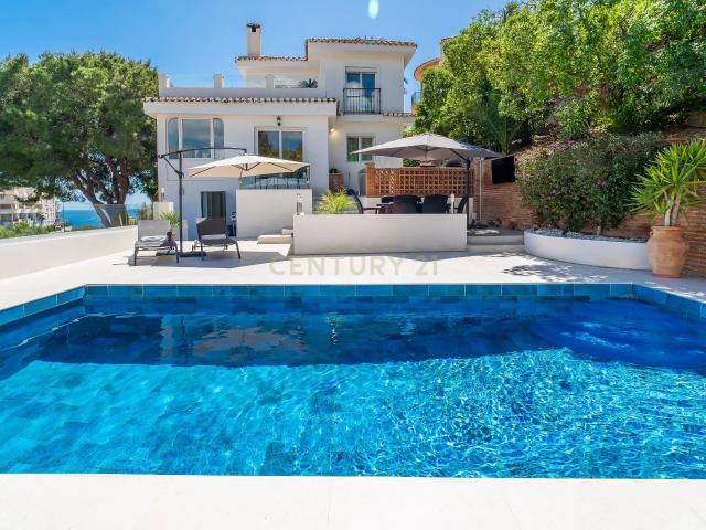 Villa reformada con vistas al mar y cerca de la playa. Torreblanca baja, Fuengirola