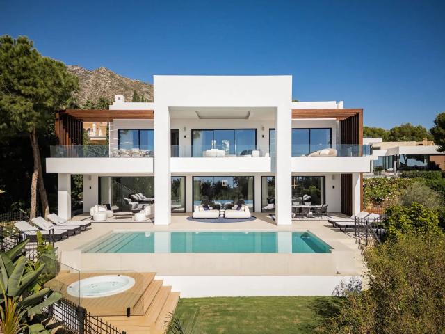 Villa reformada con vistas panorámicas al mar en Sierra Blan. 664m² Marbella