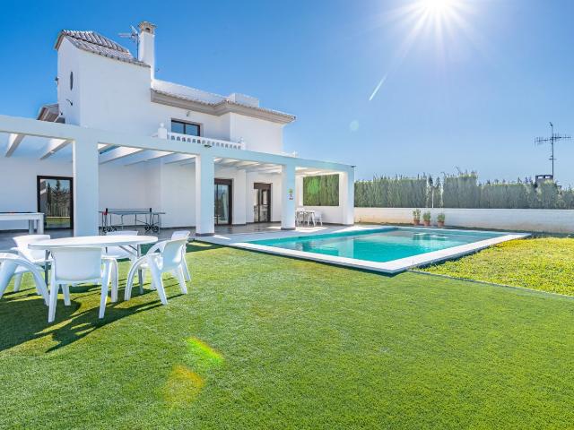 Preciosa villa reformada en La Sierrezuela con vistas panorámicas, grandes terrazas, piscina privada y jacuzzi