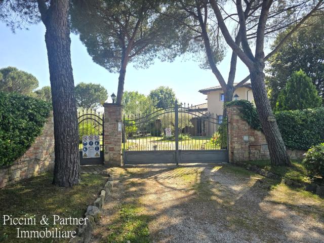 Villa ristrutturata con parco in vendita a Castiglione del L. 245m² Castiglione del Lago