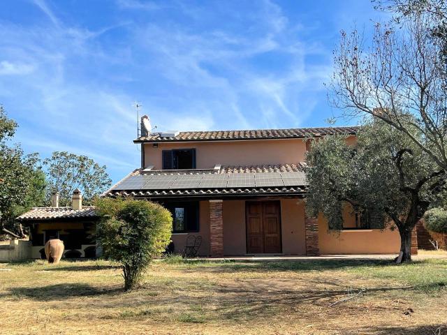 Villa ristrutturata con parco in vendita a Pitigliano