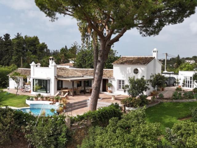 Villa rústica mediterránea rodeada de naturaleza en Guadalmina Alta San Pedro de Alcántara