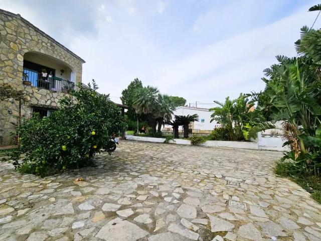 Villa rústica con vistas impresionantes al castillo y al Med. 269m² Dénia