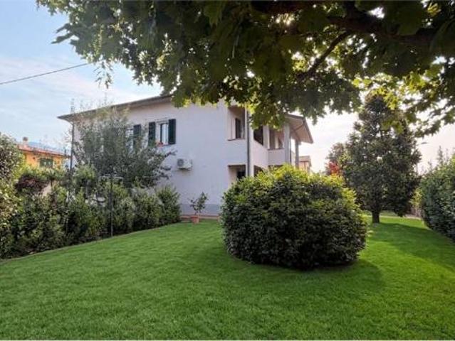 Villa scolo 560 Splendida Villa Bifamiliare con Ampio Giardino – Ideale per due nuclei familiari!