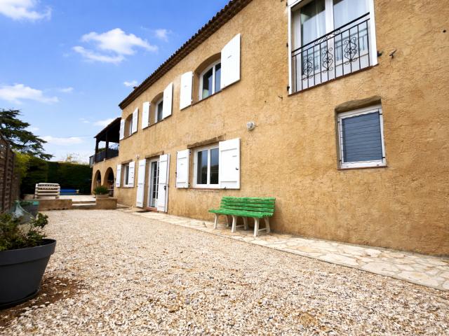 Villa Saint Laurent Du Var 6 pièces 214 m2 Vue Mer
