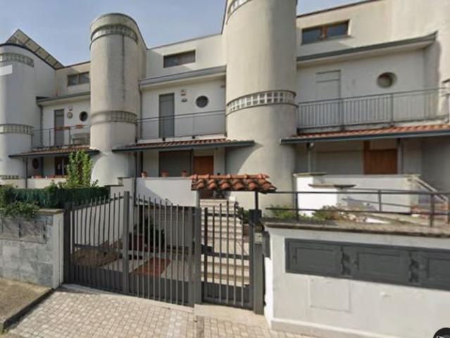 Villa Semi indipendente su 3 livelli