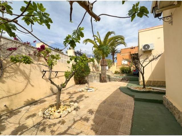 Villa semi reformada en una de las mejores urbanizaciones de Calpe