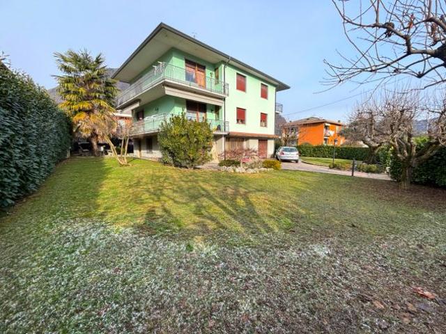 Villa singola bifamiliare con ampio giardino