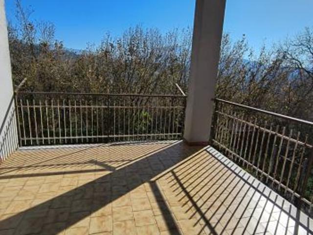 VILLA SINGOLA CON 3000 MQ DI TERRENO