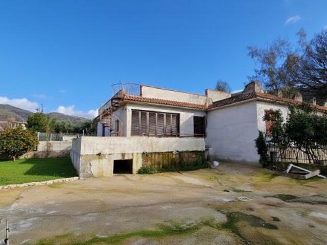 VILLA SINGOLA CON AMPIO GIARDINO SESSA AURUNCA FRAZ. PIEDIMONTE RIF.V3257