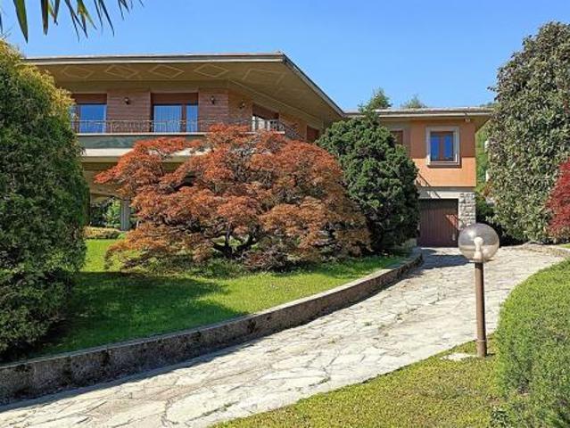 VILLA SINGOLA con la possibilit di due unit abitative indipendenti, giardino, terrazzo e box
