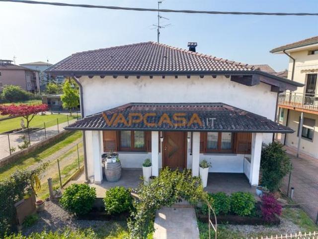VILLA SINGOLA CON GIARDINO PRIVATO E POSSIBILITÀ PISCINA – CIVIDATE AL PIANO