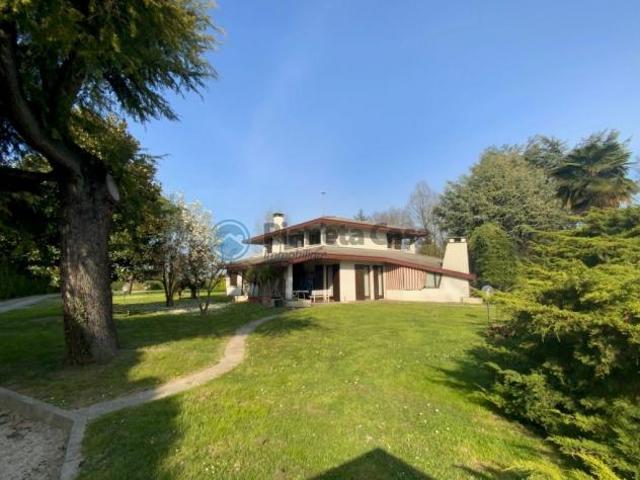 Villa singola con parco 7000 mq. e piscina