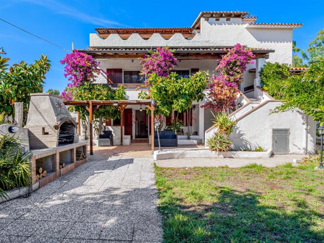 Villa singola dalle ampie metrature con vista mare 301m² Olbia