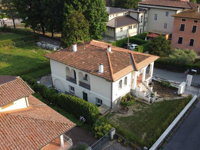 Villa Singola di Charme a Diecimo: Un Rifugio Unico su Due L. 200m² Borgo a Mozzano