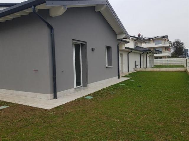 VILLA SINGOLA HIGH TECH CON GIARDINO