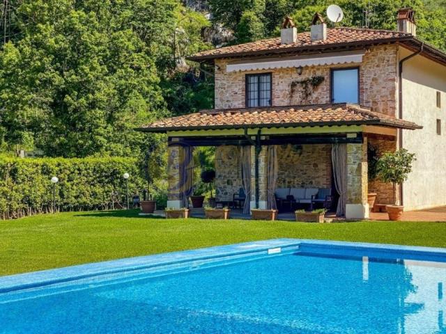 Villa Singola In Affitto, Camaiore Riferimento: Avicam101