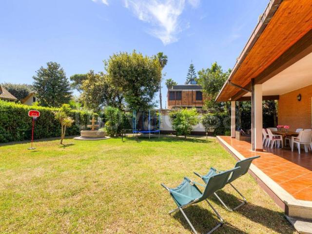 Villa singola in affitto a Fiumicino via Porto Recanati, 35, Fregene