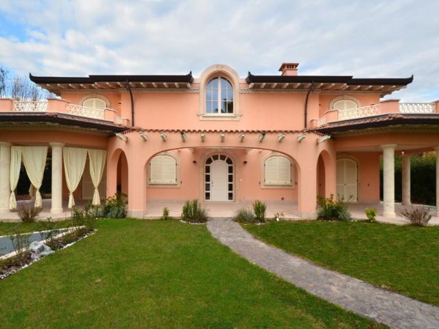 Villa Singola in Affitto a Forte Dei Marmi