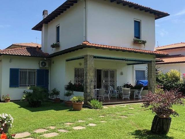 Villa Singola in Affitto a Forte Dei Marmi