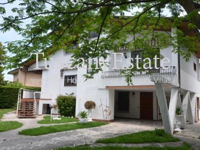 Villa Singola in Affitto a Forte Dei Marmi