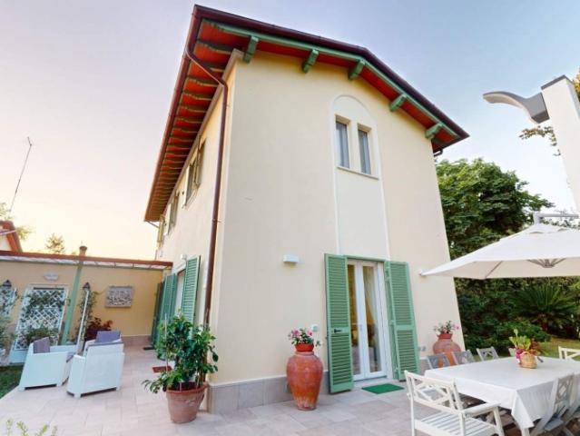 Villa Singola in affitto a Forte Dei Marmi Direzione Centro