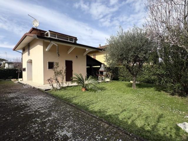 Villa Singola in affitto a Forte Dei Marmi Vittoria Apuana