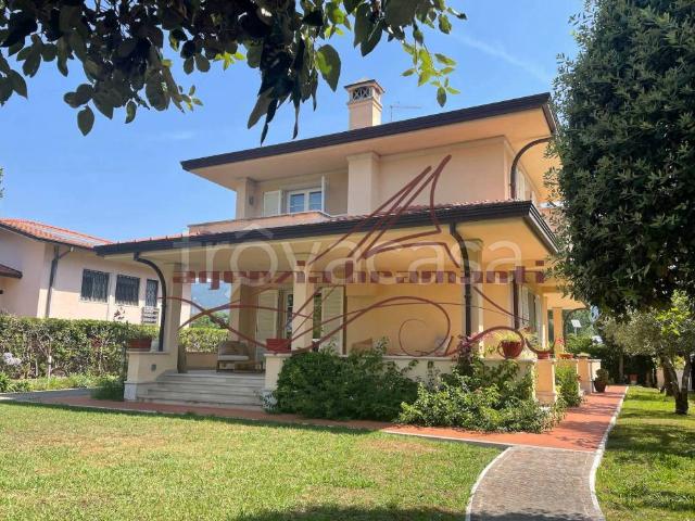 Villa singola in affitto a Forte dei Marmi via 20 Settembre