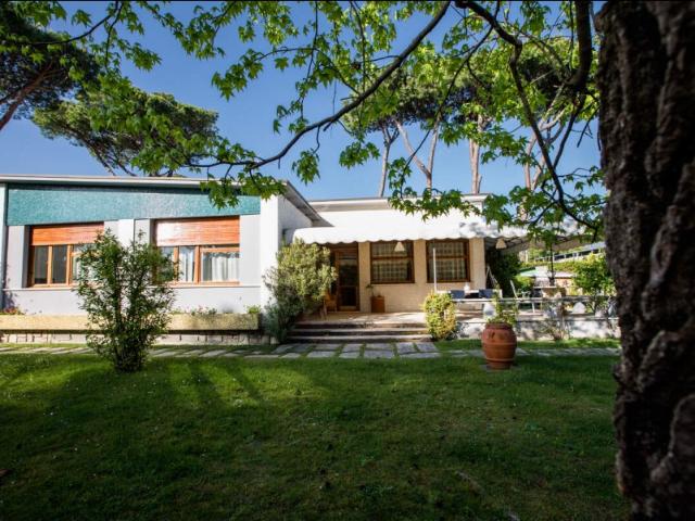 Villa Singola in affitto a Forte Dei Marmi Vicinanze Centro